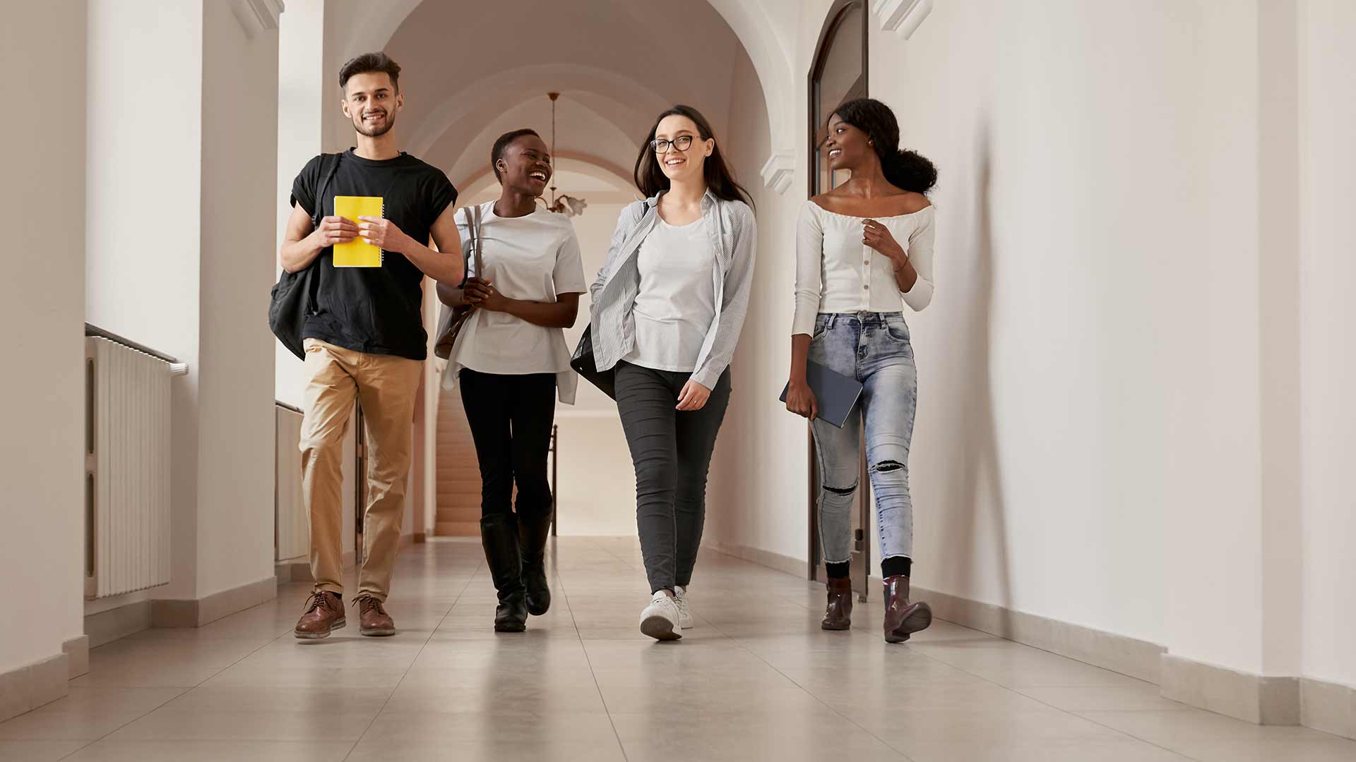 "Jamais conseguiria estudar em uma escola tão boa e treinar natação ao mesmo tempo sem o programa Somos Futuro", celebra bolsista